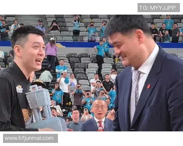 姚明在KTV的敬酒瞬间引发的热议与欢笑背后的故事