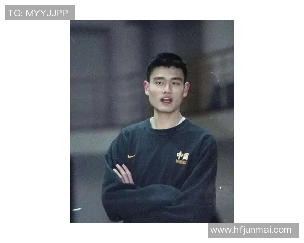 姚明机场现身引围观粉丝纷纷称赞其帅气风采令人惊艳