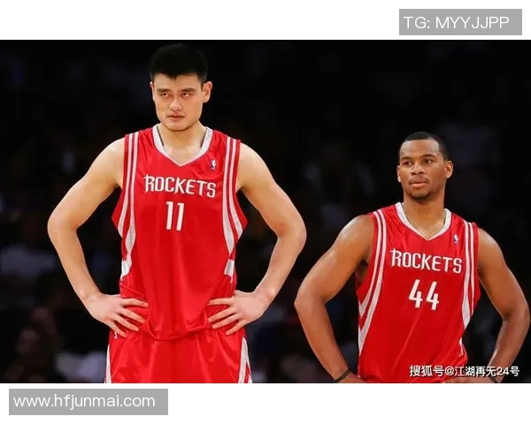 火箭队传奇姚明的辉煌时刻与球迷热烈掌声交织的篮球之夜